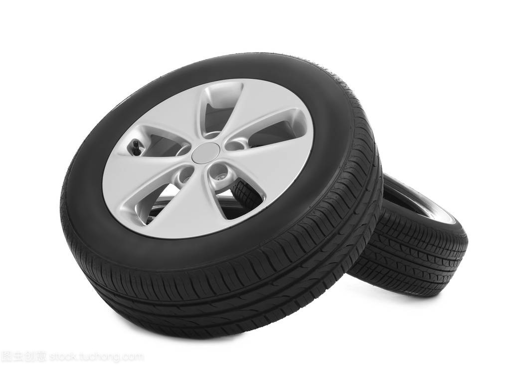 白色背景上的汽車(chē)輪胎