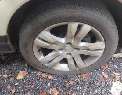 炎炎夏季已到,汽車爆胎高發?擅自給輪胎放氣更危險