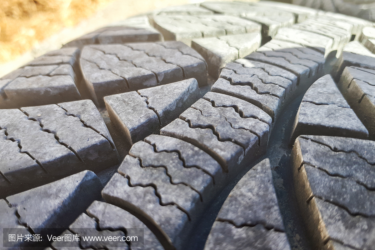 特寫冬季輪胎胎面。變形輪胎胎面。部分全新的現代冬季汽車輪胎。