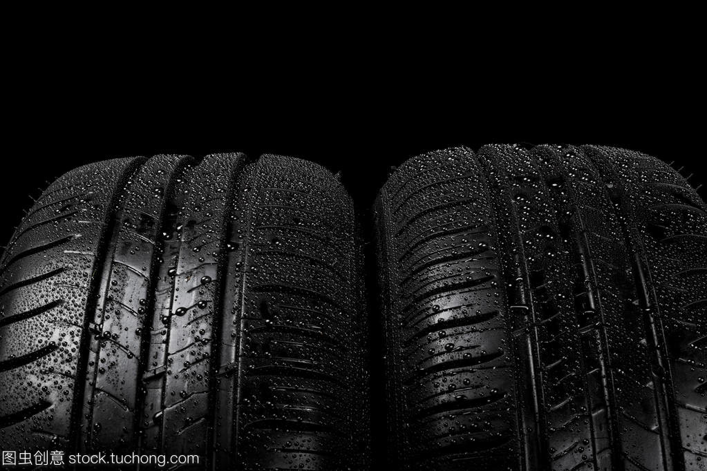 汽車輪胎被隔離在黑色背景上