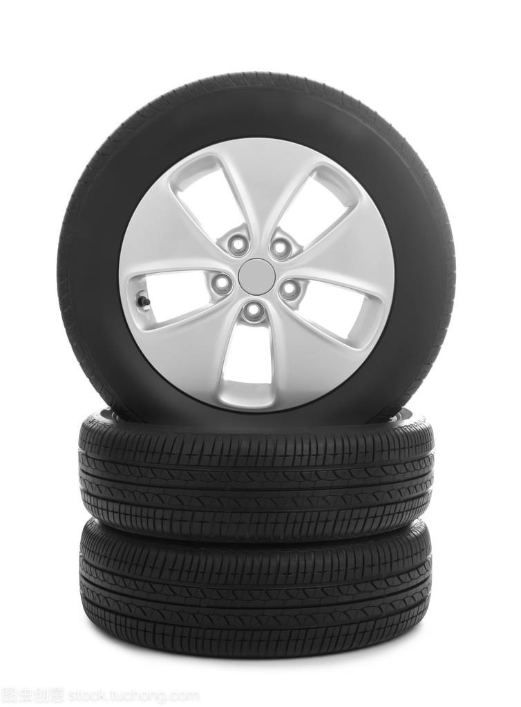 白色背景上的汽車輪胎