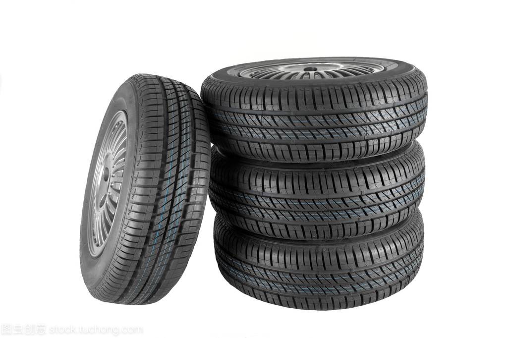 新的和未使用的汽車輪胎反對(duì)隔絕的背景