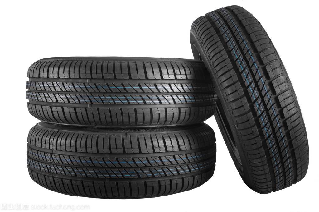 新的和未使用的汽車輪胎反對(duì)隔絕的背景