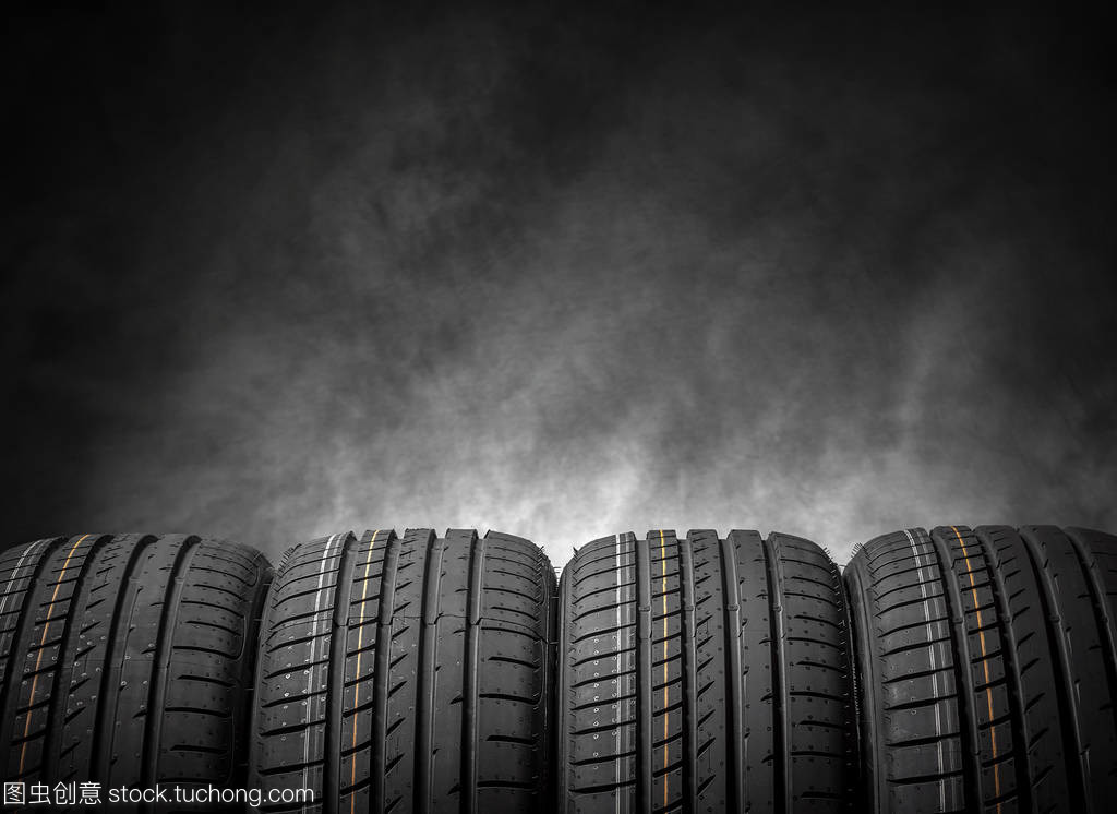 汽車輪胎上一個黑色的背景