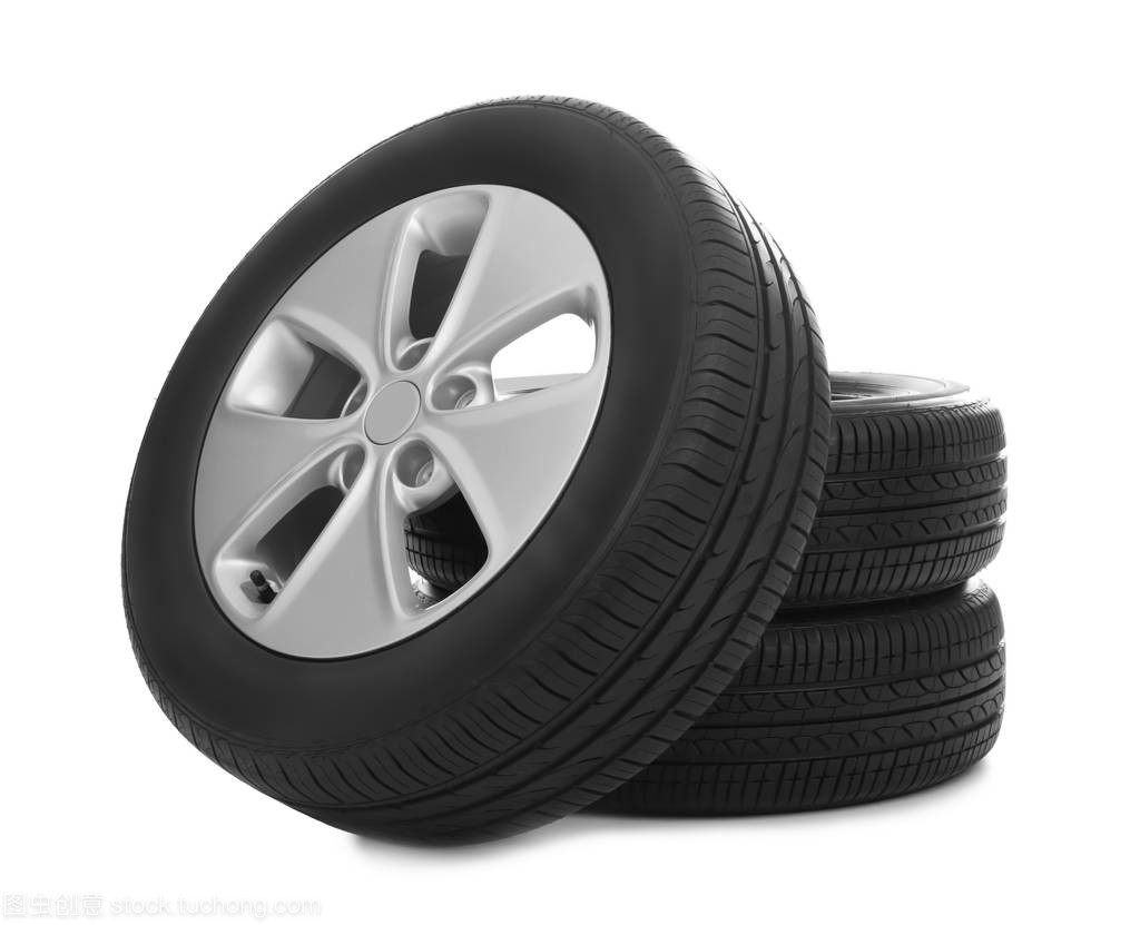 白色背景上的汽車輪胎：功能、設(shè)計(jì)與安全